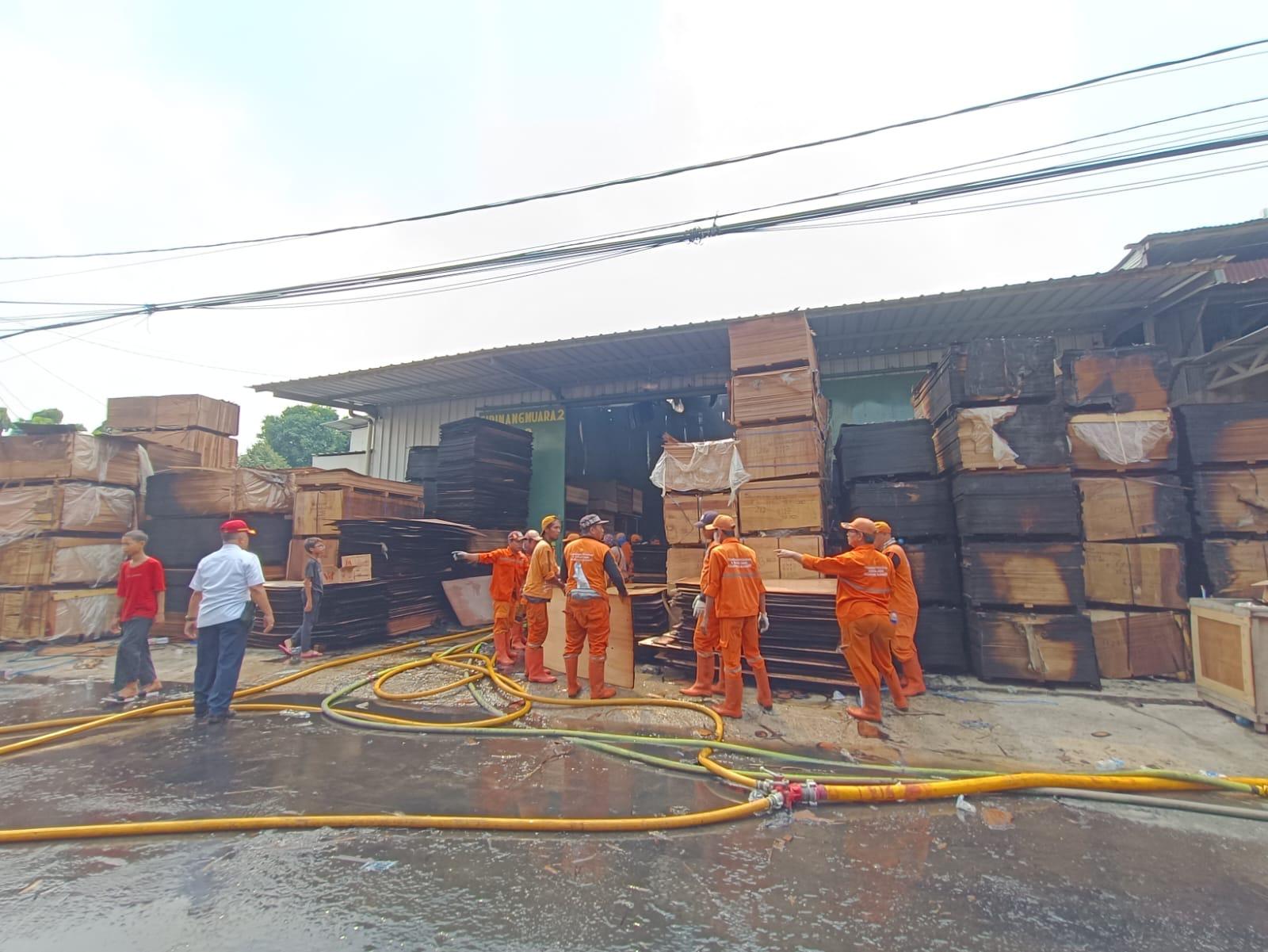 Sebuah-gudang-triplek-di-Jalan-Cipinang-Muara-II-Duren-Sawit-Jakarta-Timur-terbakar-hingga-ludes.jpg