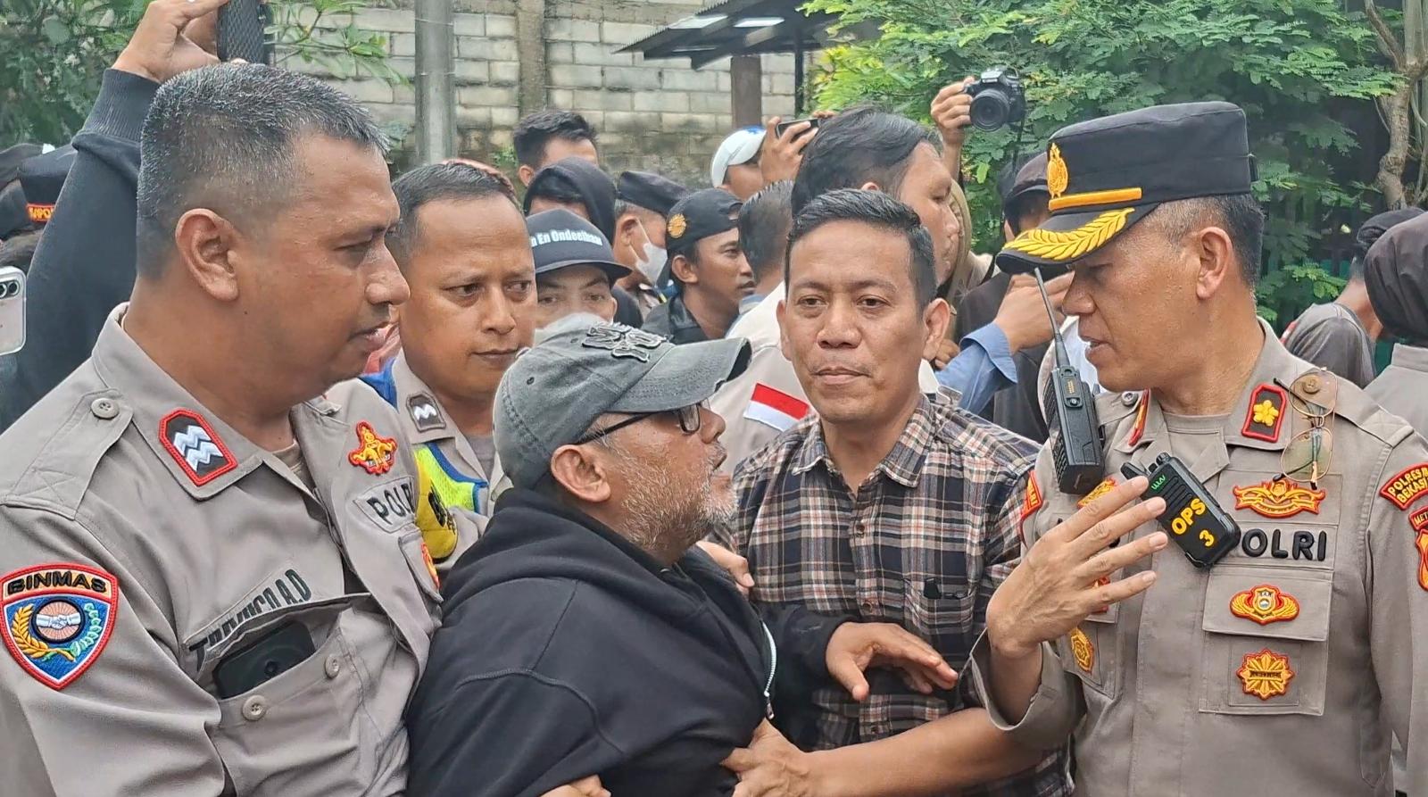 Sejumlah-warga-menolak-pengosongan-12-rumah-di-Perumahan-Puri-Asih-Sejahtera-Bekasi-Selatan.jpg