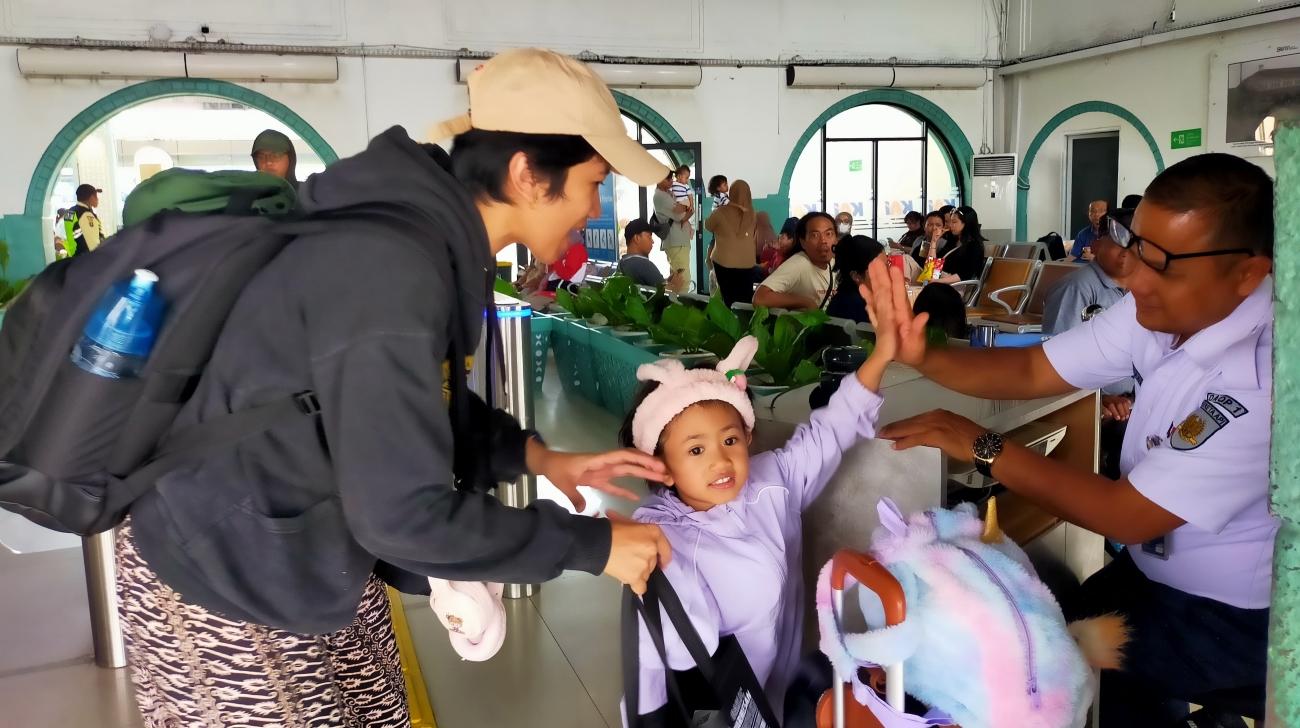 Seorang-anak-menyapa-petugas-PT-KAI-yang-tengah-bertugas-di-Stasiun-Pasarsenen-Senen-Jakarta-Pusat.jpg