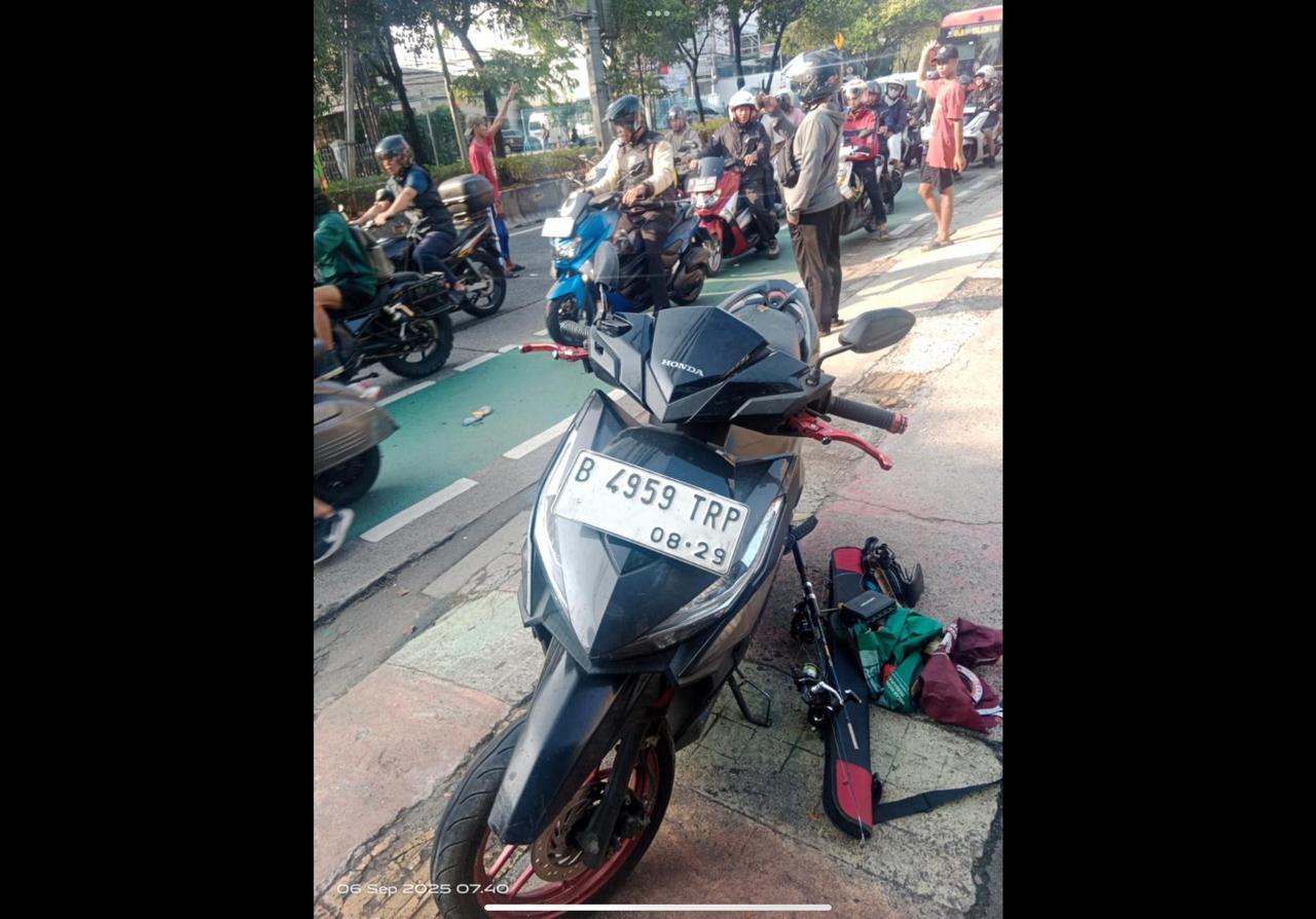 Seorang-pengendara-motor-tewas-usai-kecelakaan-di-Jalan-Warung-Jati-Barat-Sabtu-692025.jpg