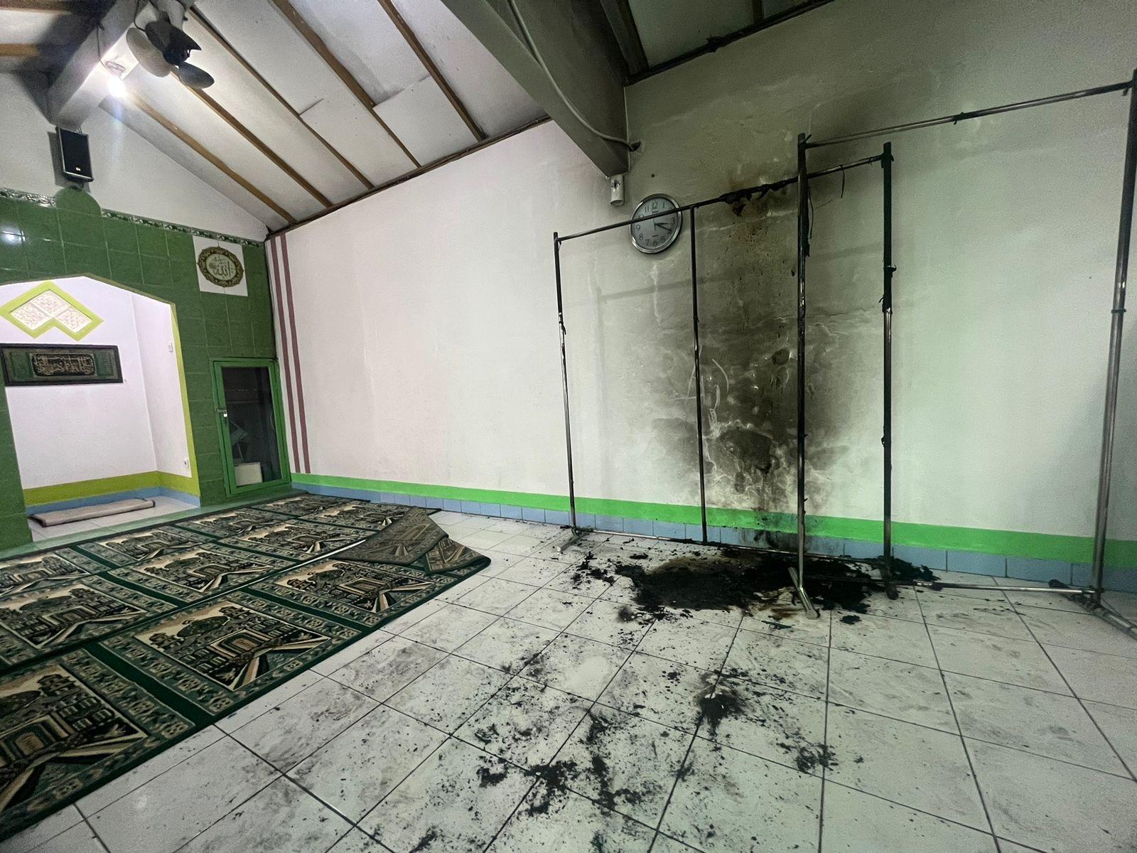Seorang-pria-bernama-Rhahul-Khana-22-membakar-musala-hingga-curi-uang-di-dalam-kotak-amal.jpg