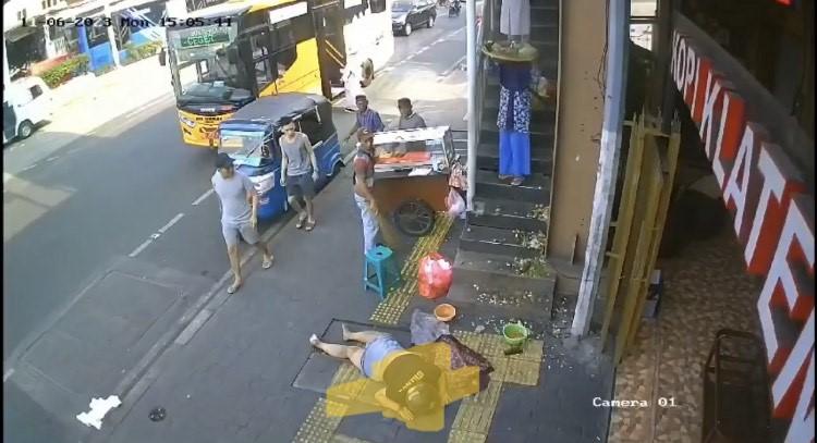 Diduga Frustasi, Seorang Wanita Terjun Bebas dari JPO di Jatinegara