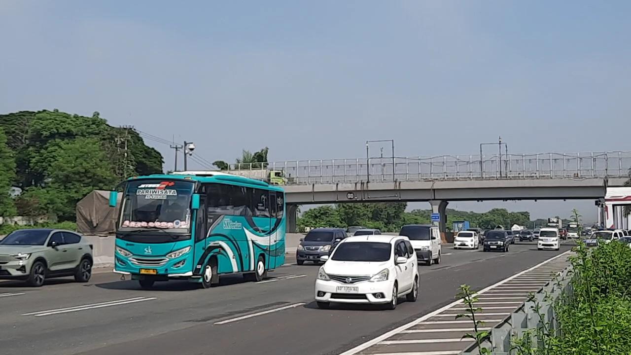 Situasi-arus-di-Jalan-Tol-Tol-Jakarta-Cikampek-KM-57-wilayah-Karawang-pada-Kamis-442024.jpg