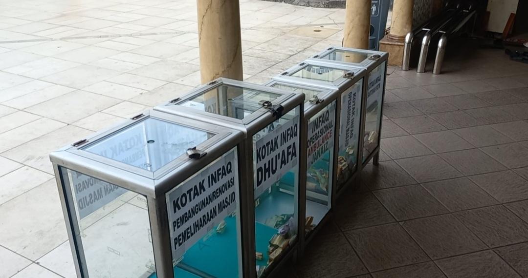 Stiker-QRIS-palsu-yang-ditempelkan-pelaku-di-Masjid-Nurul-Iman-Blok-M-Square.jpg