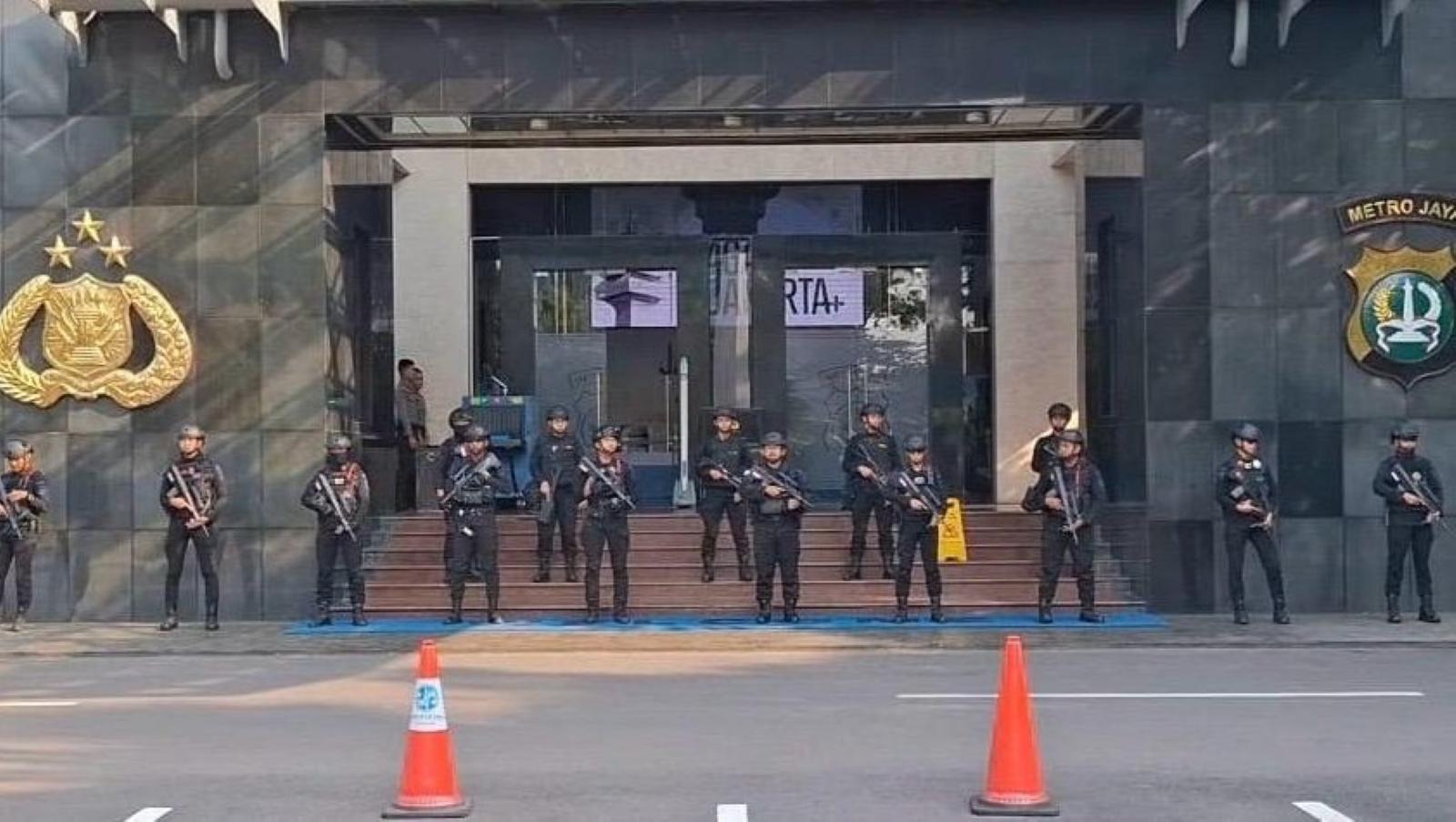 Puluhan Anggota Brimob Bersenjata Api Amankan Jumpa Pers di Polda Metro Jaya Malam Ini - Wartakotalive.com