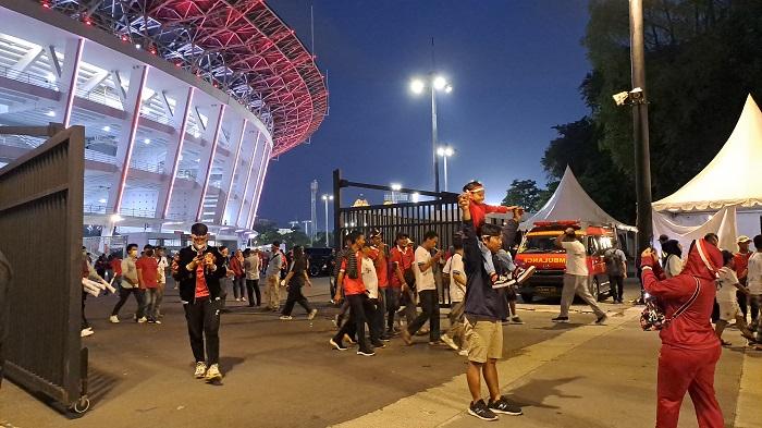 Suasana-di-luar-Stadion-GBK-usai-Indonesia-vs-Kamboja.jpg