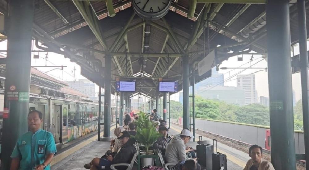 Suasana-di-peron-Stasiun-Gambir-Jakarta-Pusat-Sabtu-1242025.jpg