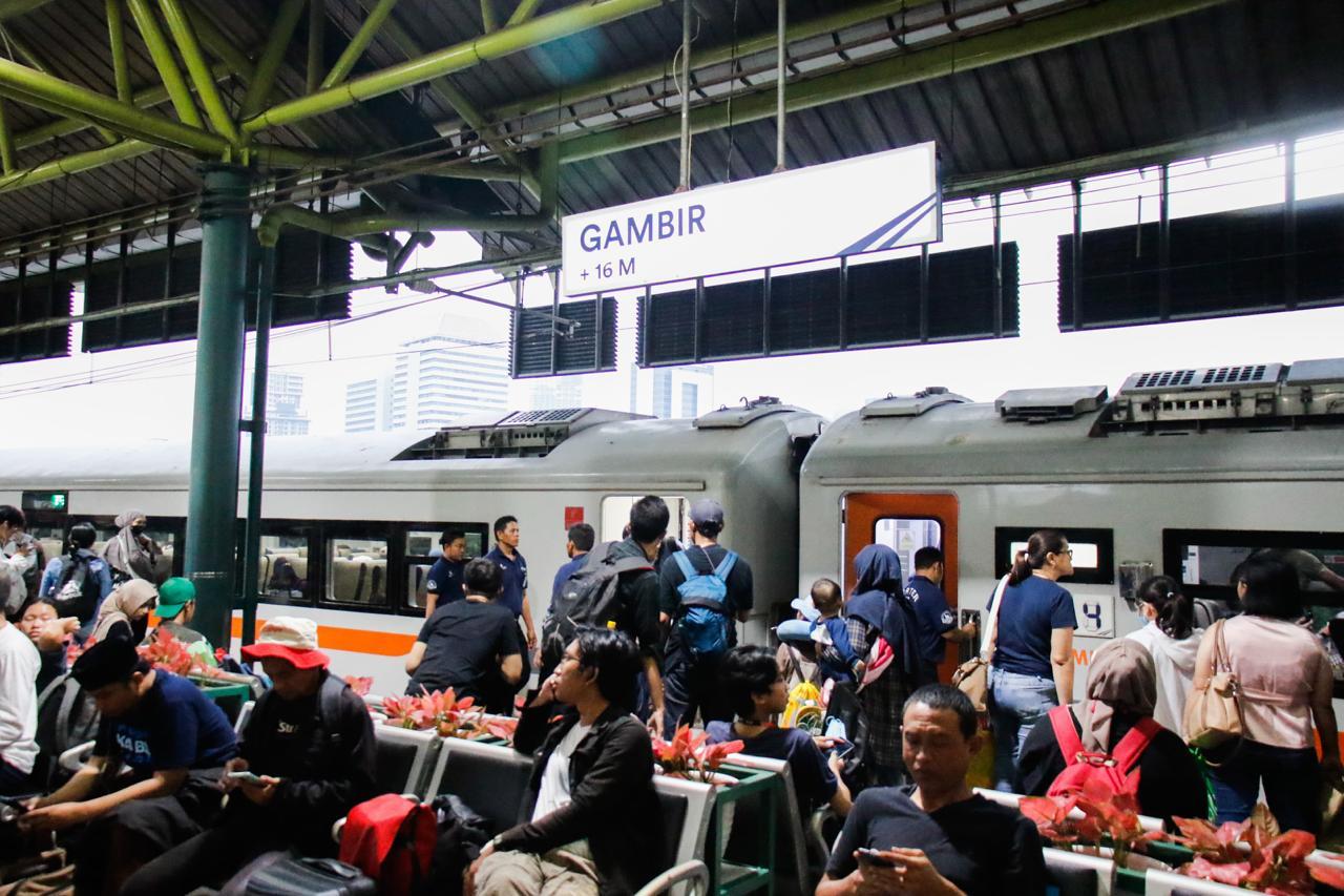 Suasana-penumpang-Kereta-Api-Jarak-Jauh-di-Stasiun-Gambir.jpg