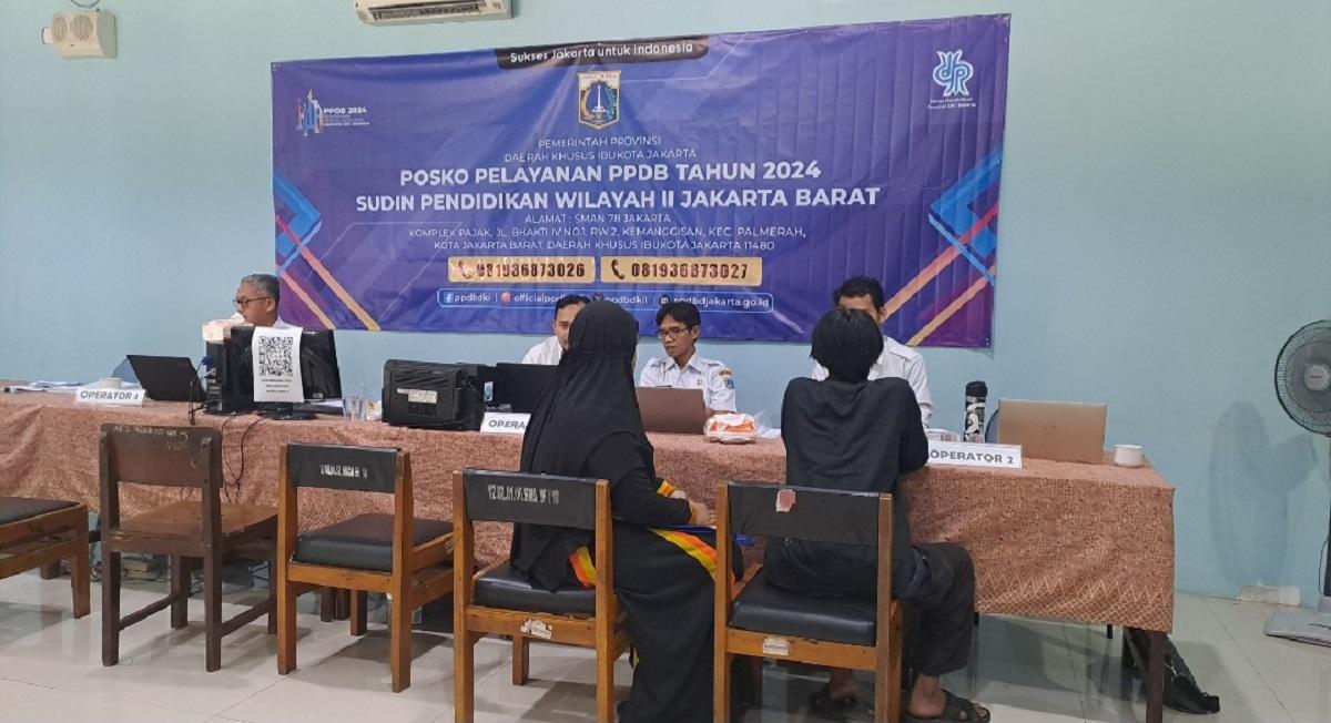 Suasana-posko-PPDB-Sudin-Pendidikan-wilayah-II-di-hari-terakhir-pendaftaran-jalur-zonasi.jpg