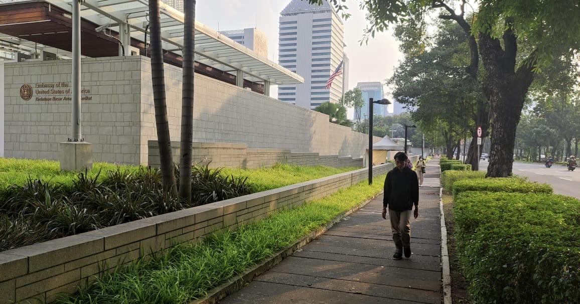 Suasana-trotoar-di-depan-Kedubes-AS-Jalan-Medan-Merdeka-Selatan-Kecamatan-Gambir-Jakarta-Pusat.jpg