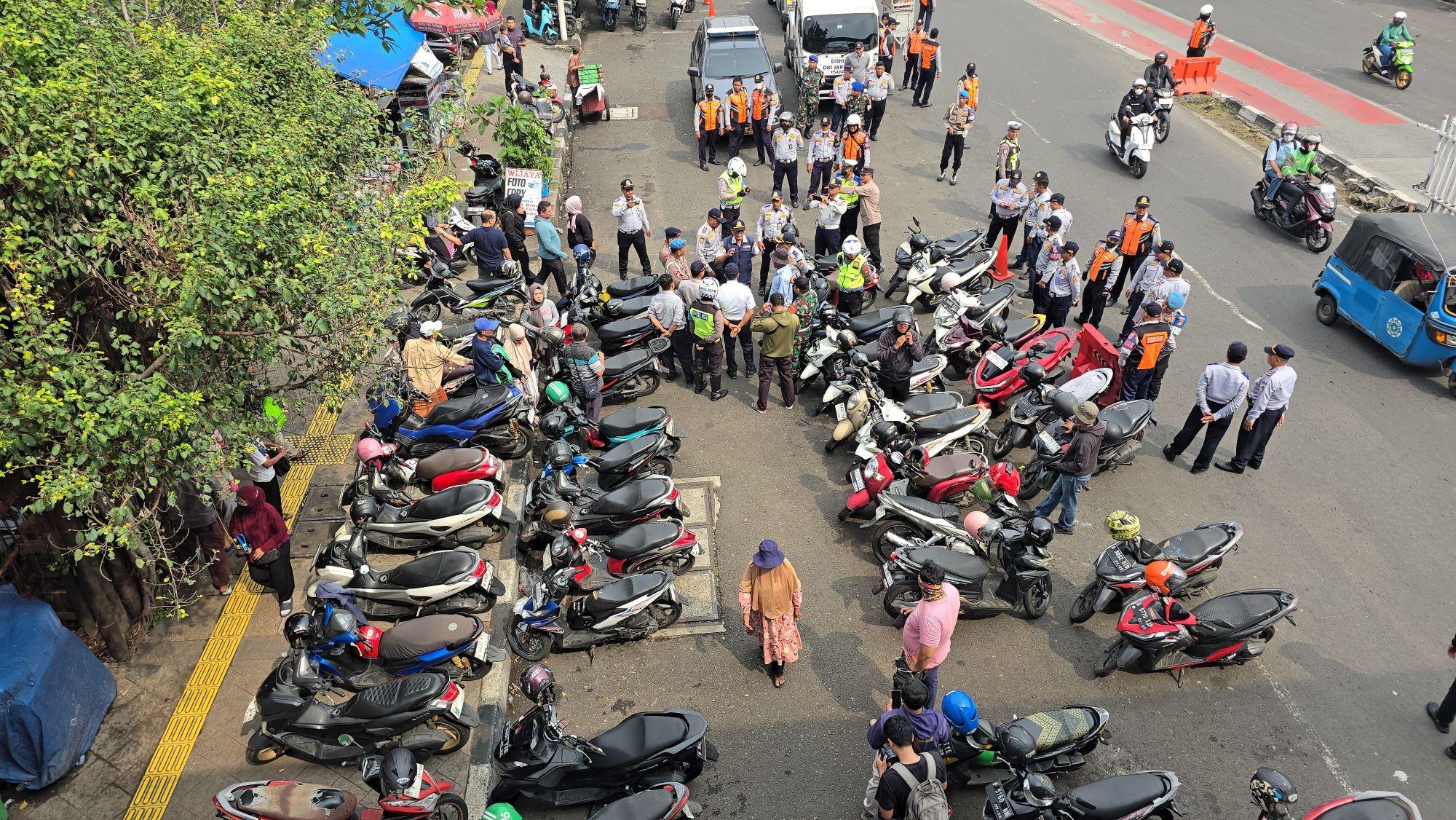 Tak Pandang Bulu! Dishub Derek Puluhan Kendaraan Parkir Liar di Depan Polres Metro Jaktim