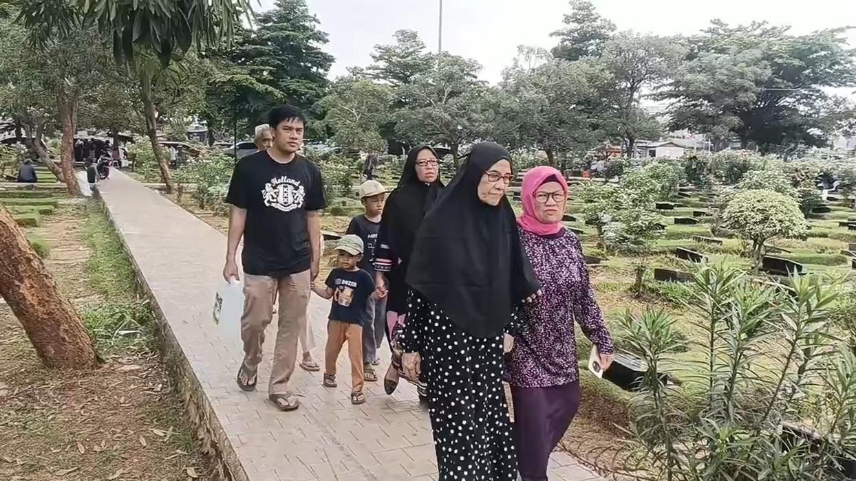  Jelang Ramadan, TPU Malaka Satu Jaktim Dipadati Peziarah