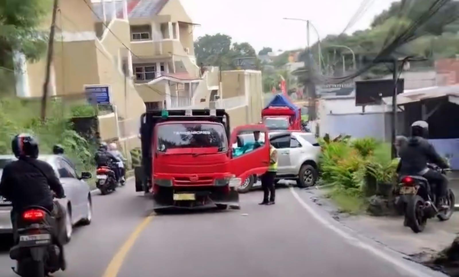 TRUK-HANTAM-FORTUNER-Kecelakaan-lalu-lintas-melibatkan-s.jpg