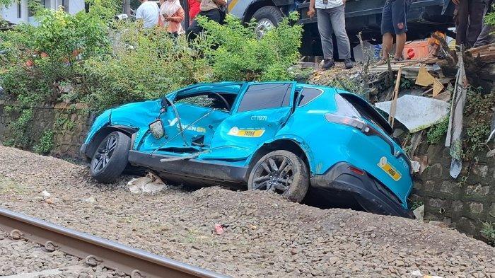 Taksi-Green-SM-penyebab-kecelakaan-kereta.jpg