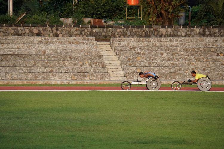 Tempat-duduk-batu-di-Stadion-Sriwedari-Solo-Jawa-Tengah.jpg