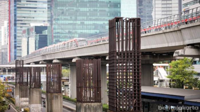 Tiang-monorail-yang-mangkrak-di-kawasan-Kuningan.jpg