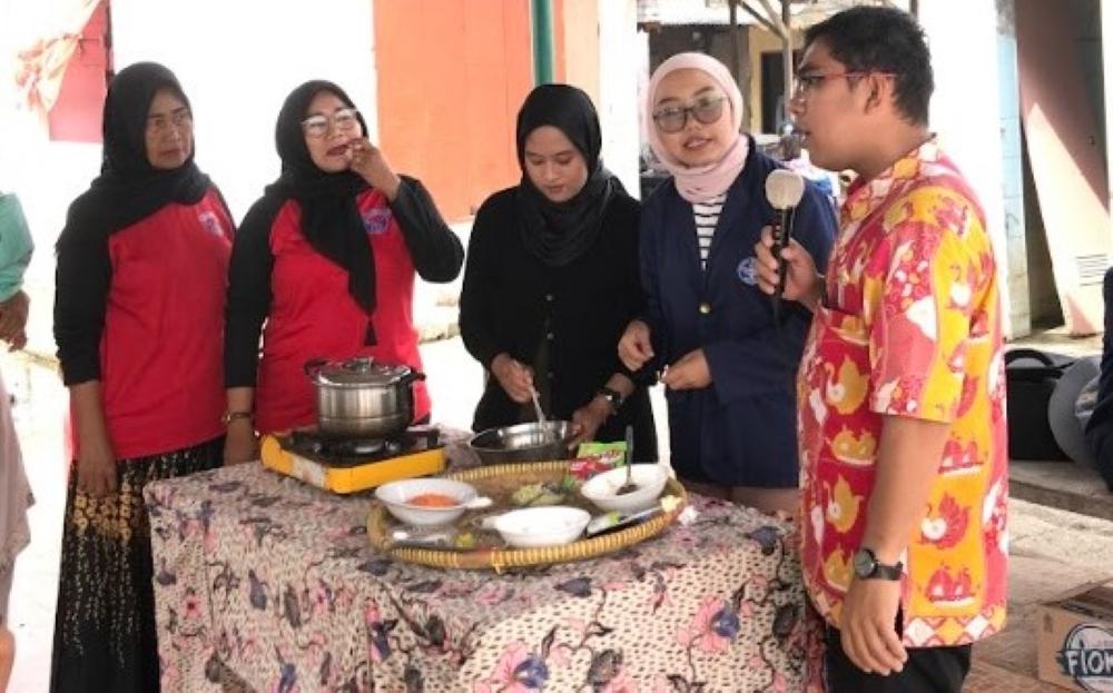 Tingkatkan Nilai Jual, IPB University Latih Warga Muaragembong Bikin Dimsum dari Bandeng Laki