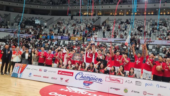 Tim-basket-putra-SMA-Buksi-mengangkat-trophy-kemenangan-laga-DBL-Jakarta-2025.jpg