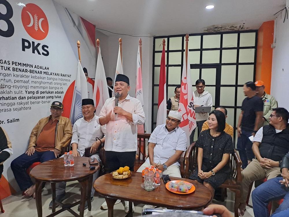 Tim-pemenangan-Heri-Koswara-Sholihin-beri-keterangan-pers.jpg