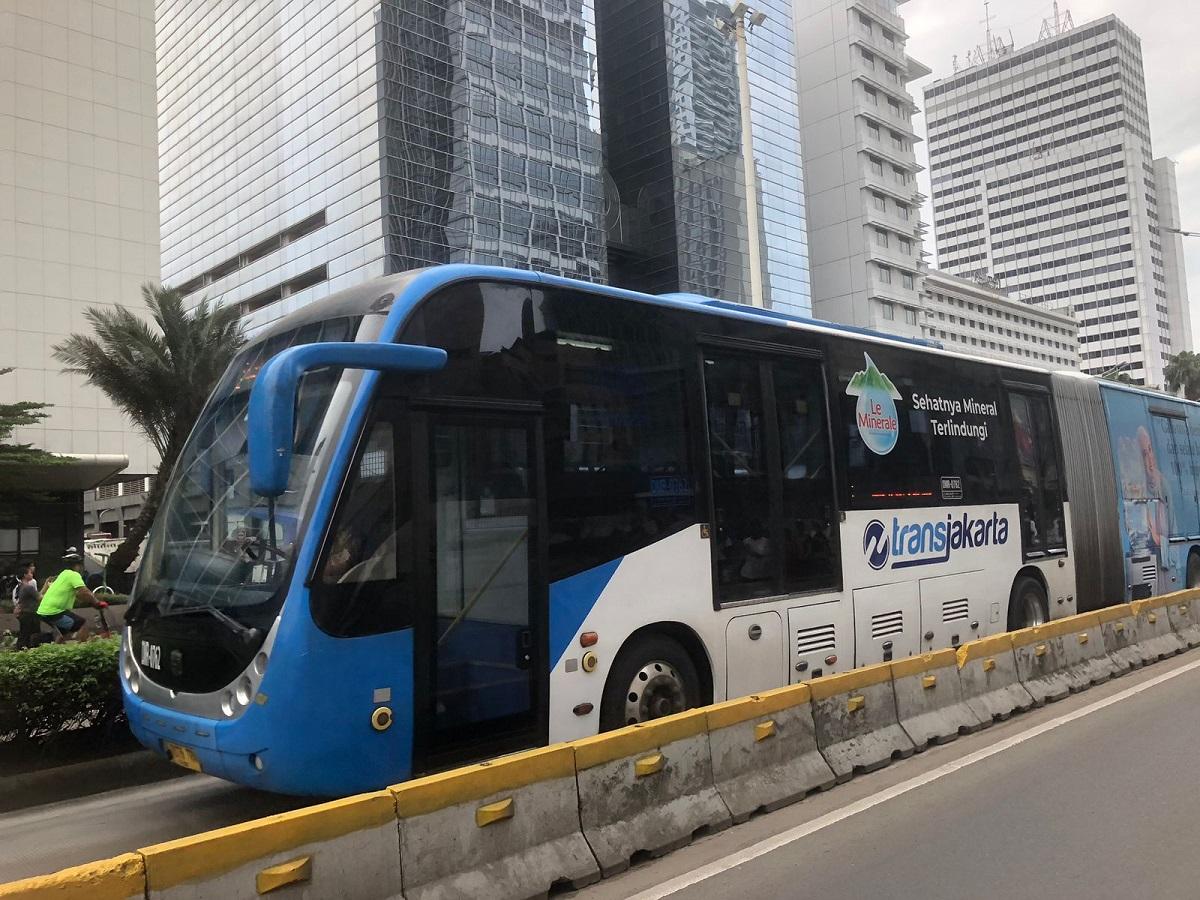 Transjakarta-izinkan-buka-puasa-di-bus.jpg