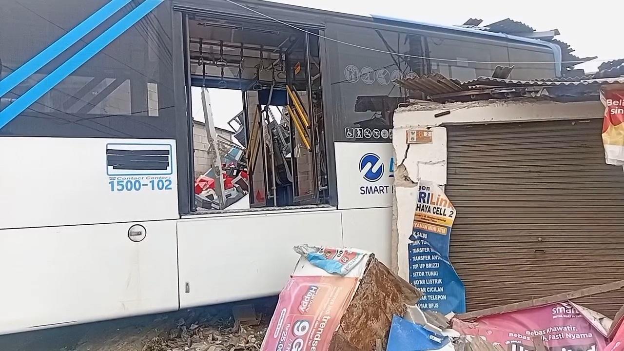 Transjakarta-tabrak-kios-di-Cakung.jpg