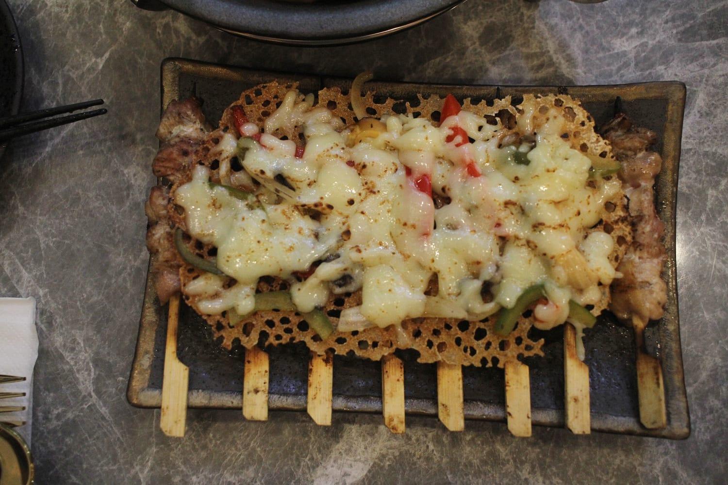 Truffle-Tori-Kushiyaki-Pizza-jadi-salah-satu-menu-andalan-Kanza-Japanese-Grill-Bar.jpg