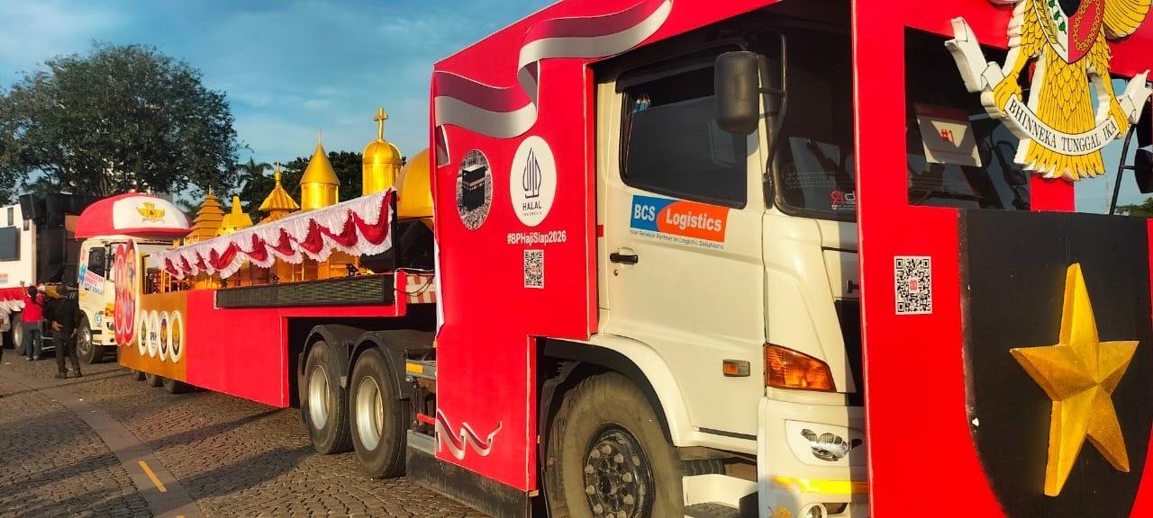 Truk-karnaval-yang-dipamerkan-di-area-Monas-Jakarta-Pusat-Minggu-1782025.jpg