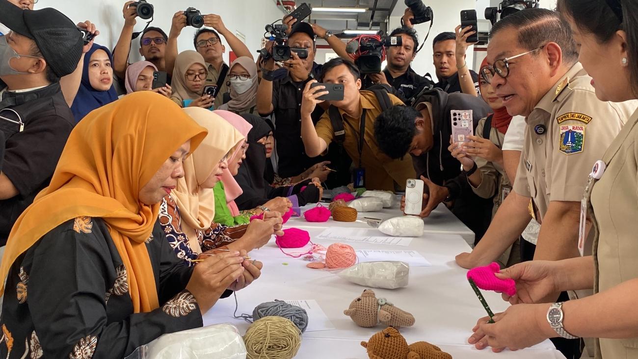UMKM-Gubernur-DKI-Jakarta-Pramono-Anung-melihat-kerajinan-tangan-para-ibu-Rusun-Pulo-Gebang.jpg