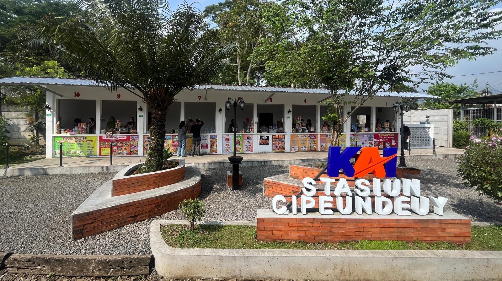 UMKM-Teras-Usaha-Mikro-dan-Kecil-UMK-di-Stasiun-Cipeundeuy-Cikarag-Malangbong-Garut.jpg