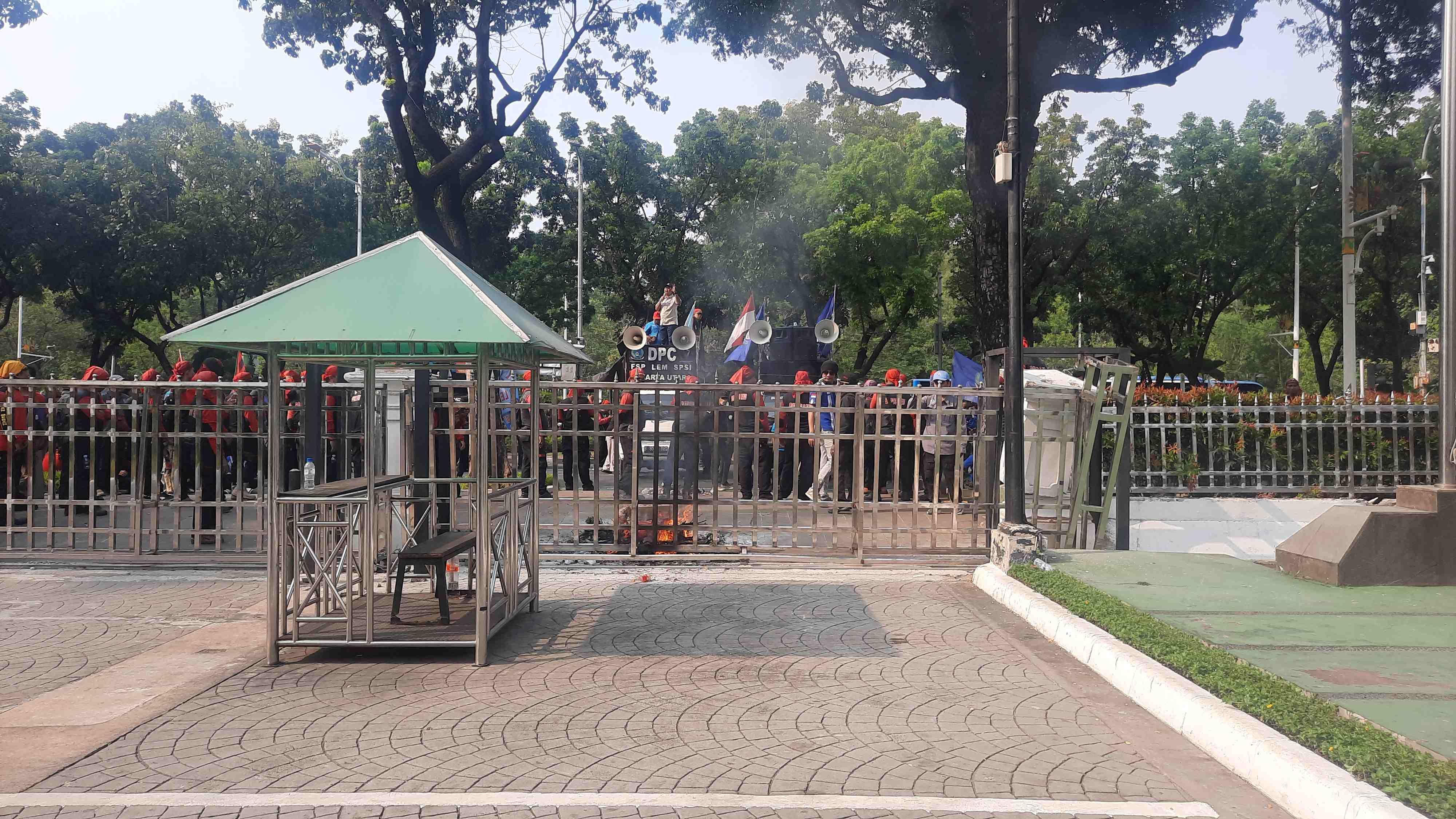 wartakota/Unjuk-rasa-buruh-di-depan-gedung-Balai-Kota-DKI-Jakarta-sampai-Selasa-21112023-makin-brutal.jpg
