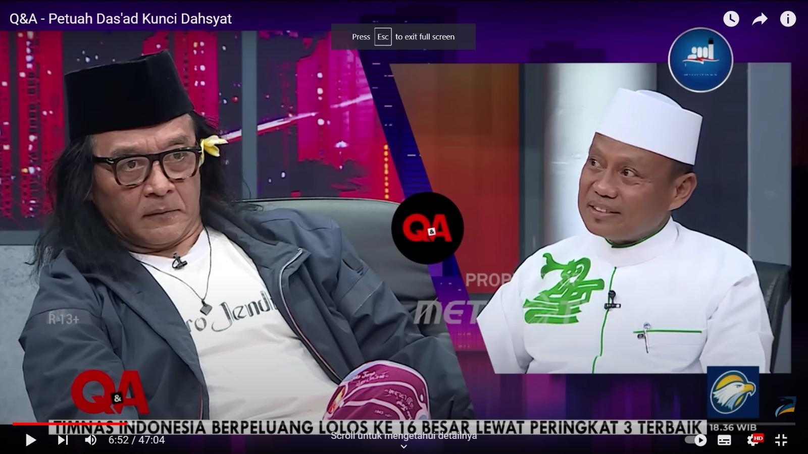 Jinsiy olat va oyoqlar poyabzalda Jinsiy aloqa paytida undan oqib chiqadigan sperma bilan aqldan ozgan orgazmga ega bolgan ayolning po