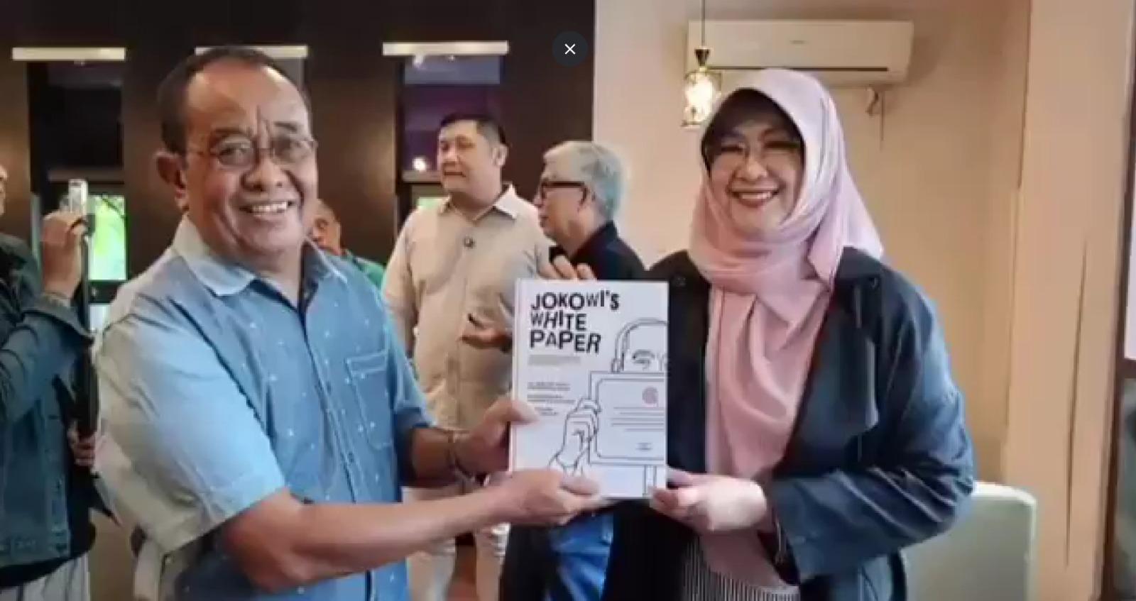 VIRAL-MEDIA-SOSIAL-Said-Didu-dan-Dr-Tifa-memamerkan-buku-berjudul-Jokowi-White-Papers.jpg