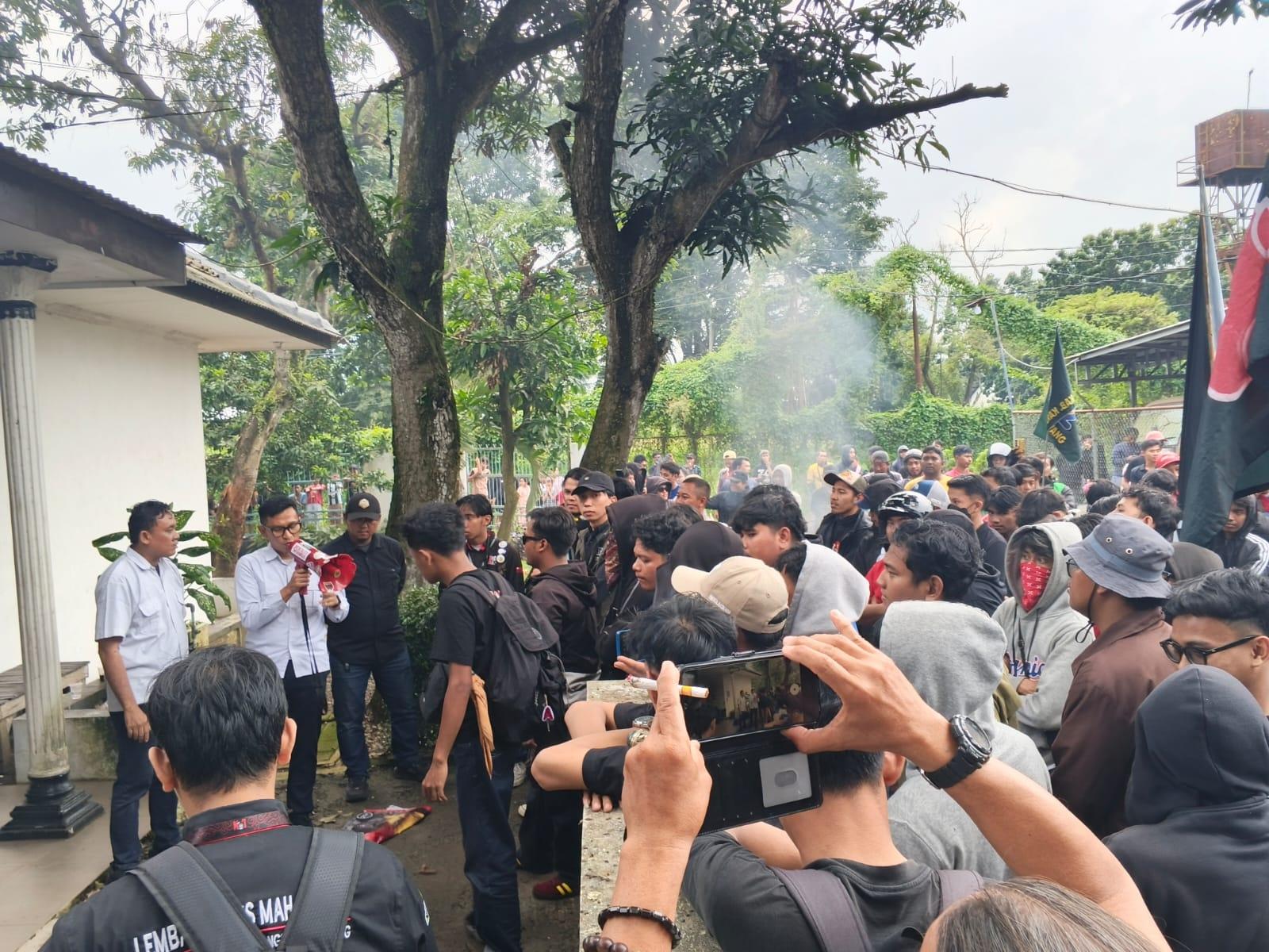 Jalan Pantura Karawang Rusak Ancam Nyawa, Warga Murka Kepung Kantor KemenPU hingga Ancam Blokade