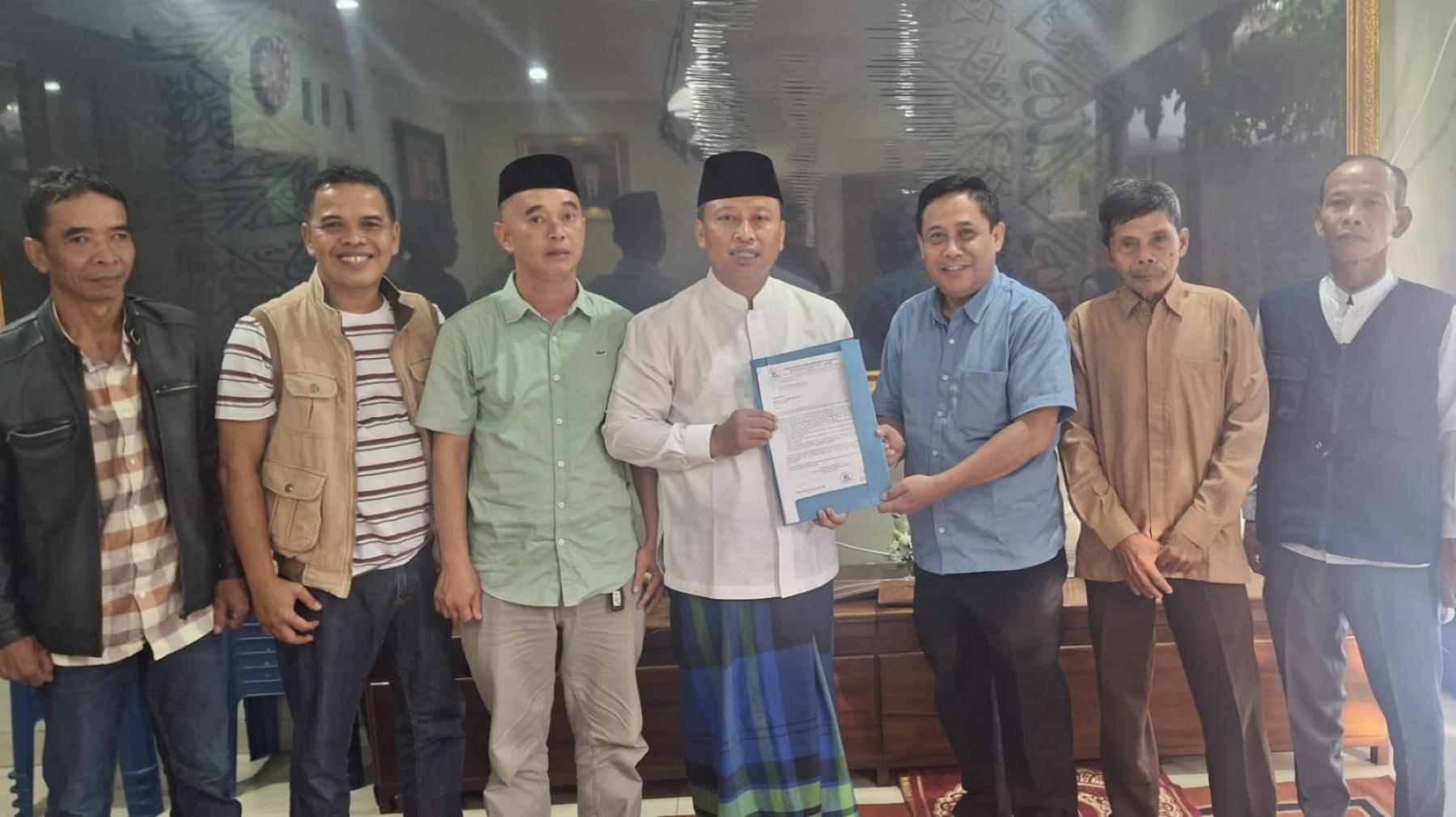 WARGA-TERISOLASI-SAMPAH-Warga-di-sekitar.jpg