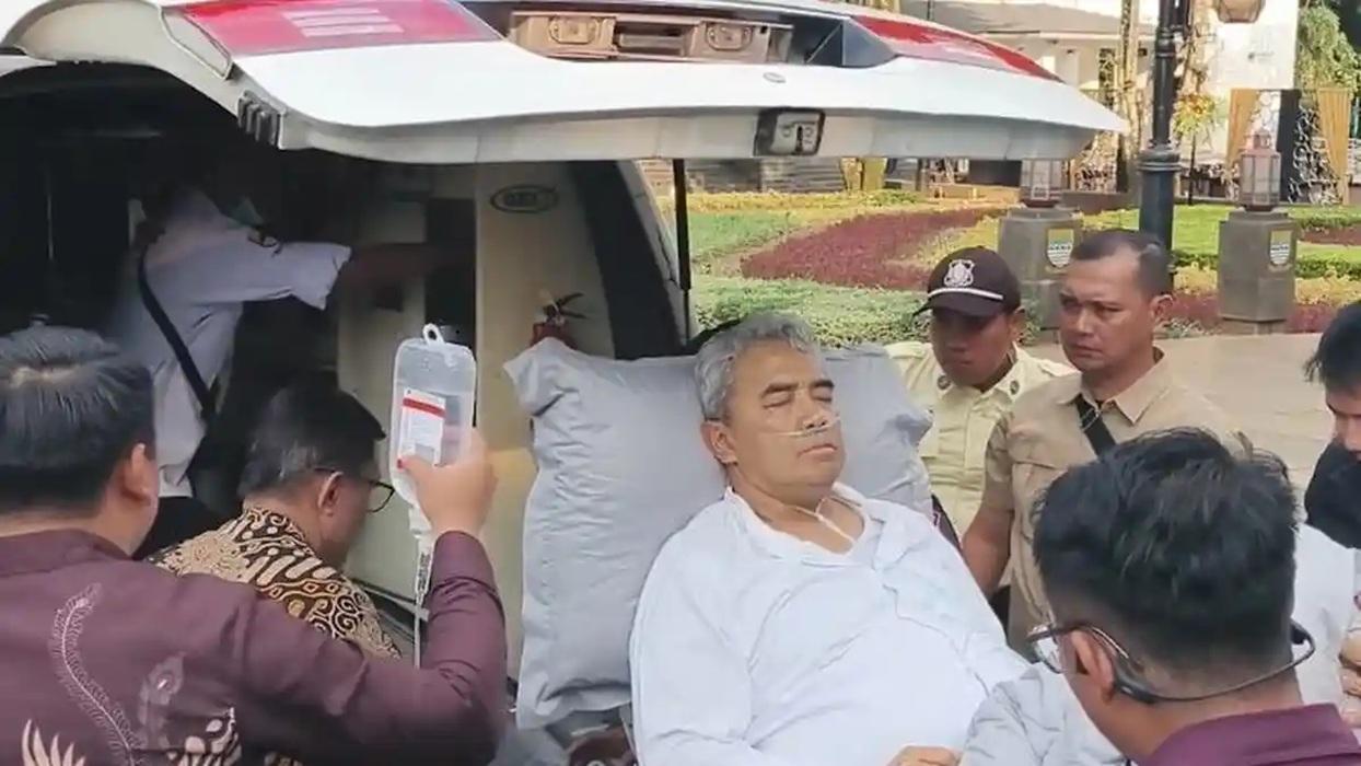 Wali Kota Bandung Farhan Dievakuasi dengan Ambulans, Tim Dokter Lakukan Pemeriksaan Intensif - Wartakotalive.com