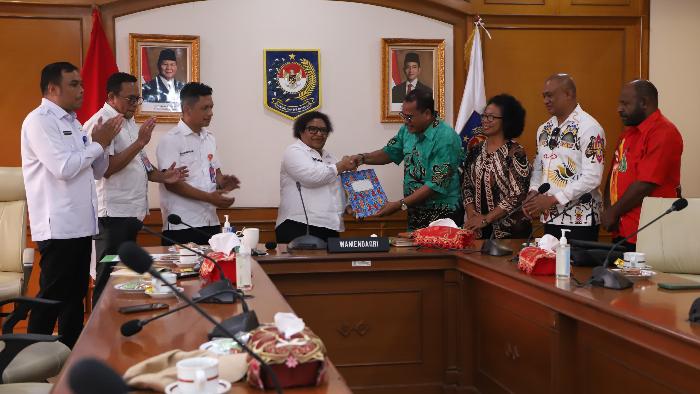 wartakota/Wamendagri-menerima-hasil-seleksi-anggota-DPRP-Papua-Tengah.jpg