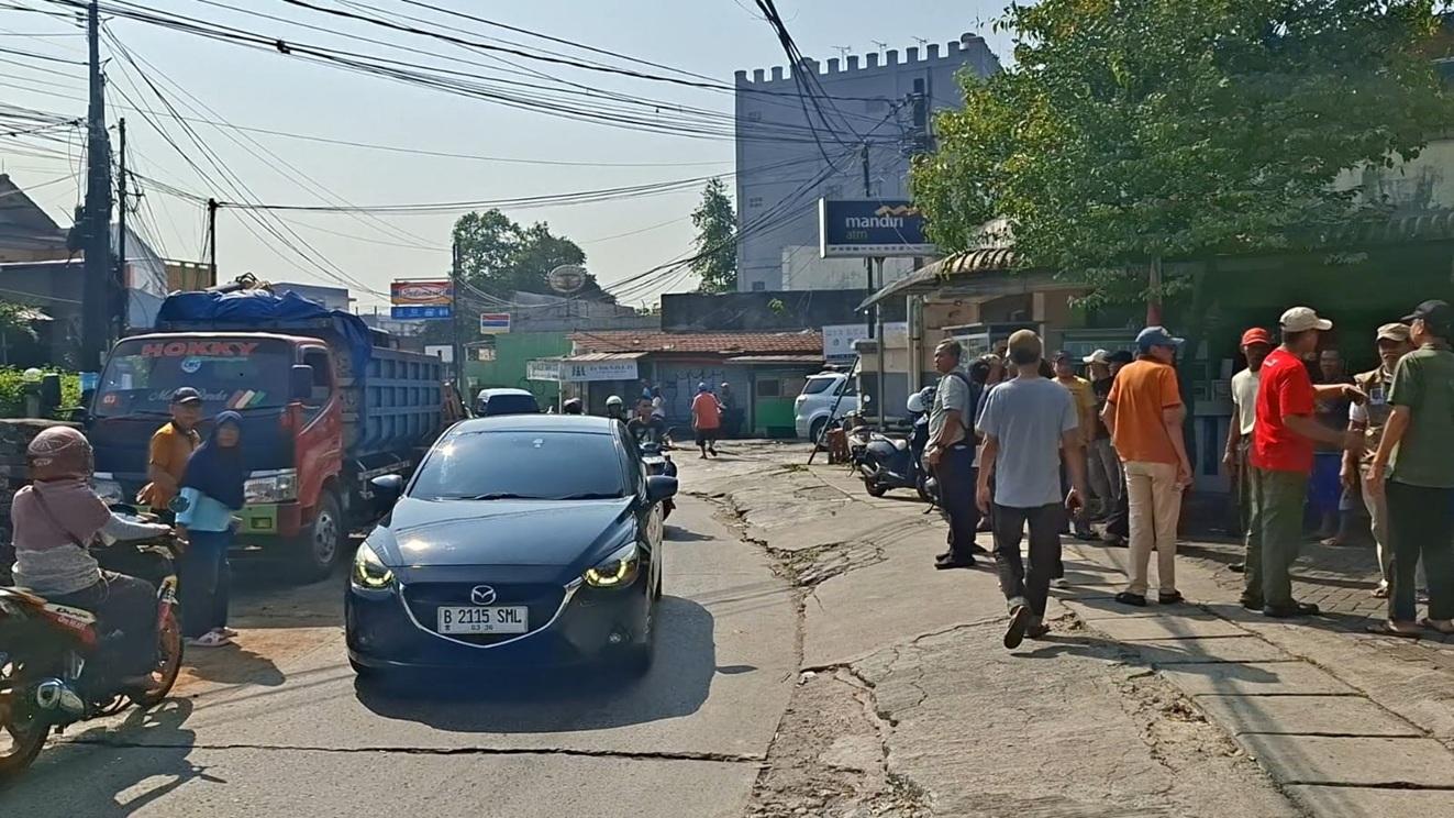 Duduk Perkara Warga Geruduk Proyek Pembangunan Sodetan Drainase di Jalan Raya Duta Pelni Depok - Wartakotalive.com