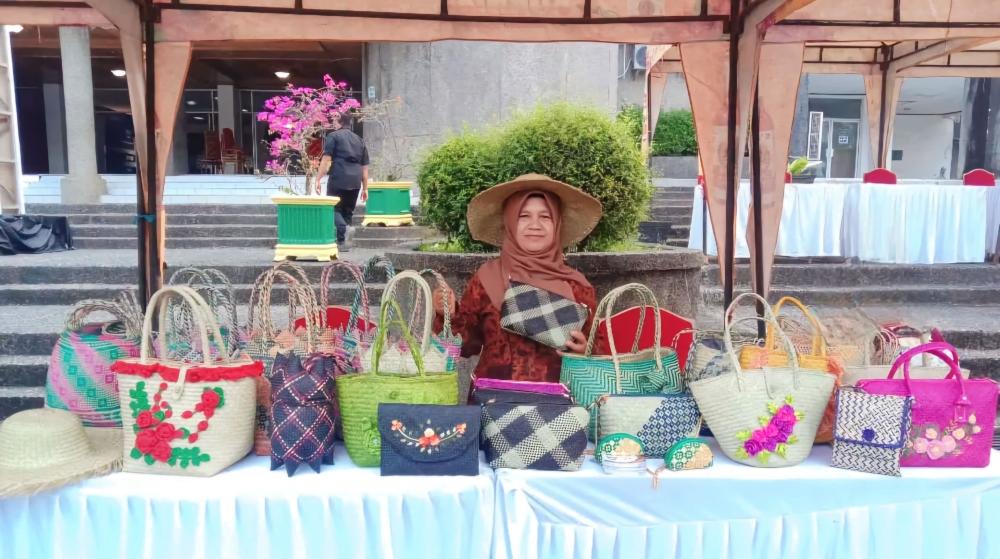 Pengrajin Anyaman Mansiang Rasakan Manfaat Program PNM Mekaar, Omzet Yeni Tembus Rp 5 juta per Bulan