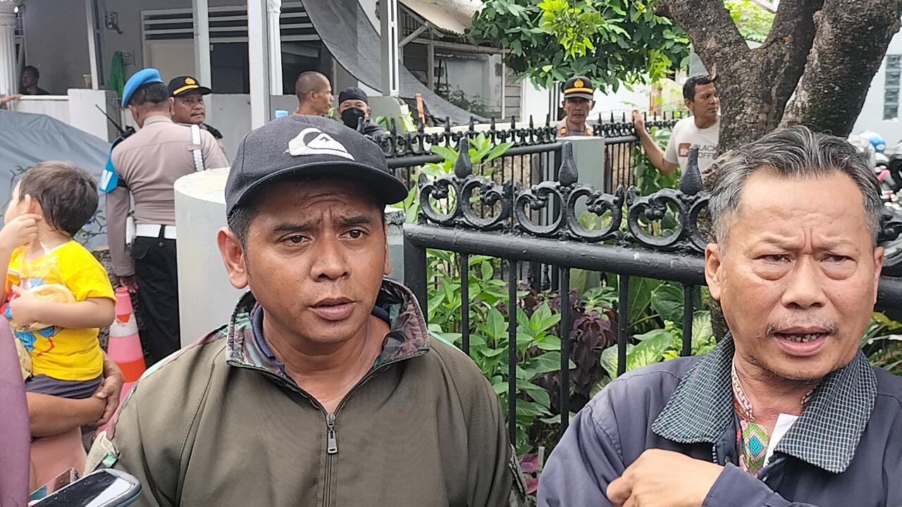 Yudi-memakai-topi-paman-mahasiswi-korban-pembunuhan-di-Depok.jpg