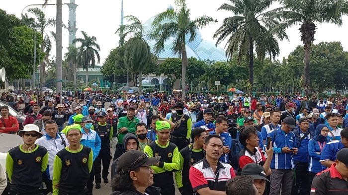 Tuntut Kenaikan UMK 24,5 Persen, Ratusan Buruh Gelar Unjukrasa di Kantor Wali Kota Tangerang