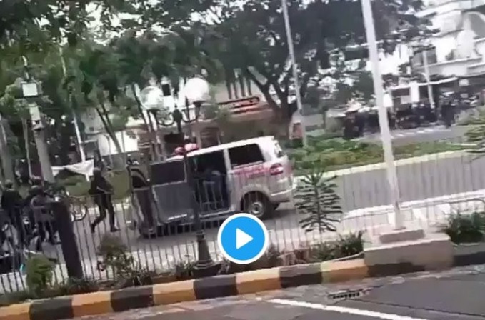 VIDEO Polisi Sebut Sopir Ambulan Malah Tancap Gas dan Coba Tabrak Petugas Saat Akan Diberhentikan