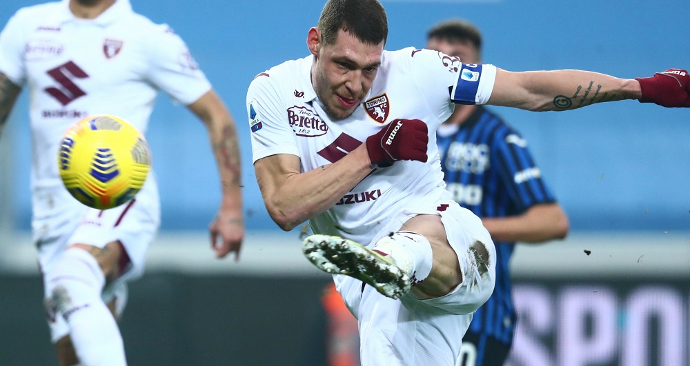 andrea-belotti-menendang-bola.jpg