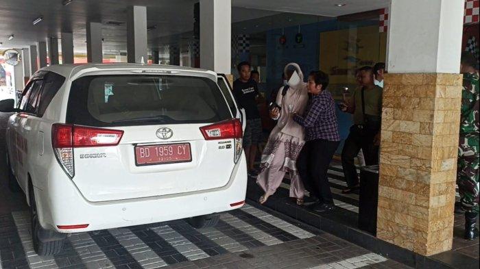 Pamit Urus Studi Banding, Bu Guru Panik saat Digrebek Suami Sedang Check-in bareng Selingkuhan