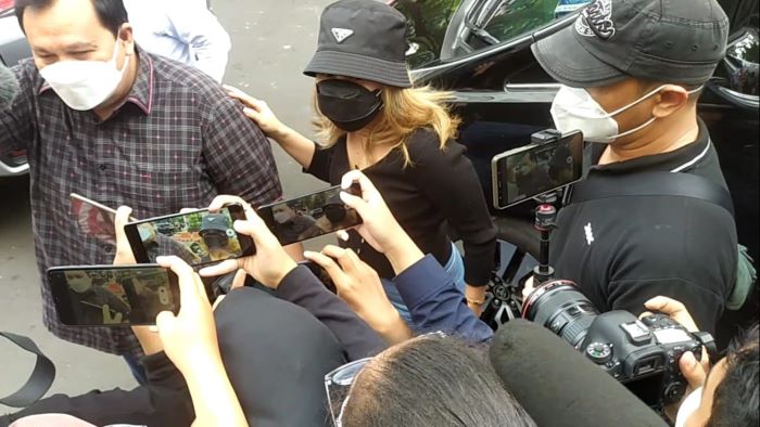 Ayu Ting Ting Jalani Pemeriksaan di Polda Metro Jaya Setelah Laporkan Haters yang Sering Menghinanya