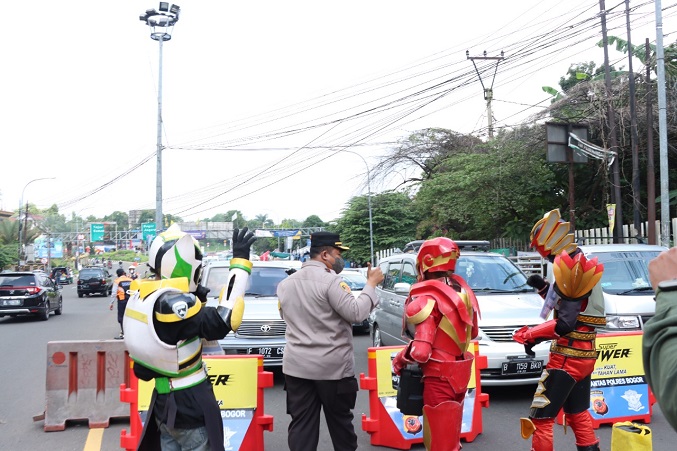 Sambil Menunggu One Way ke Puncak, Warga Dihibur Cosplay Superhero di Simpang Gadog