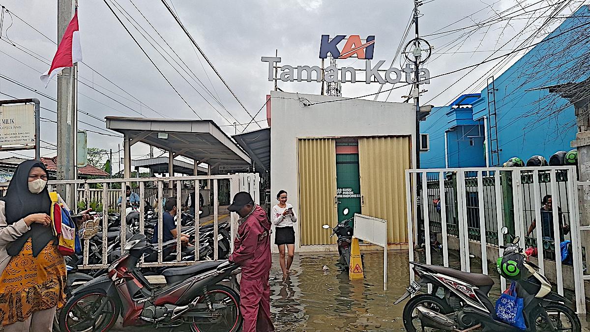 banjir-di-Stasiun-Taman-Kota1.jpg