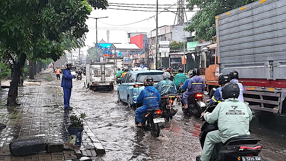 banjir-di-bekasi-mengakibatkan-macet45.jpg