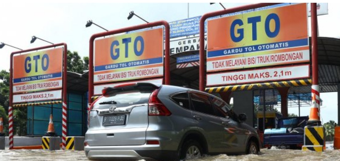 Gerbang Tol di Jalan Yos Sudarso dan Ahmad Yani Terendam Banjir, Pemotor Memaksa Masuk