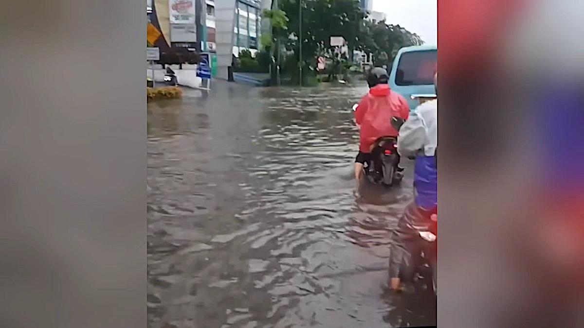 wartakota/banjir-jalan-DI-Panjaitan19.jpg