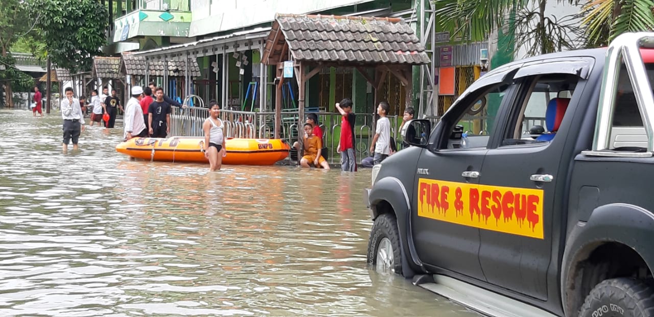 VIDEO BANJIR Rendam Sejumlah Wilayah di Tangerang, Ada yang Sampai Satu Meter